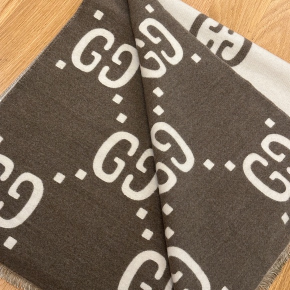 NWT GUCCI Taupe Beige Jacquard Wool Silk Monogram Jumbo GG Freedom Scarf Shawl - Picture 3 of 8